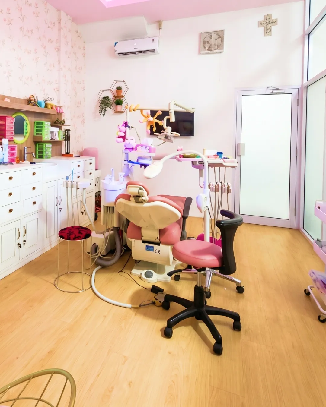 Interior klinik Sentani Dental Care